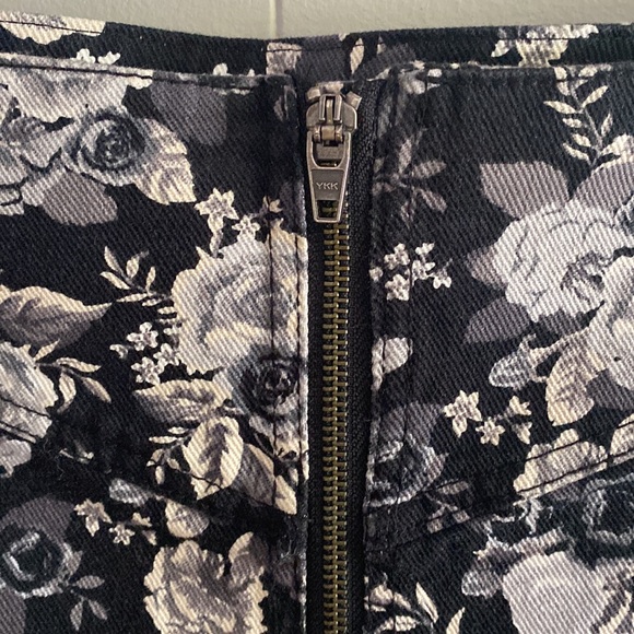 H&M Divided floral denim skirt with full zipper size 10 - Picture 6 of 7